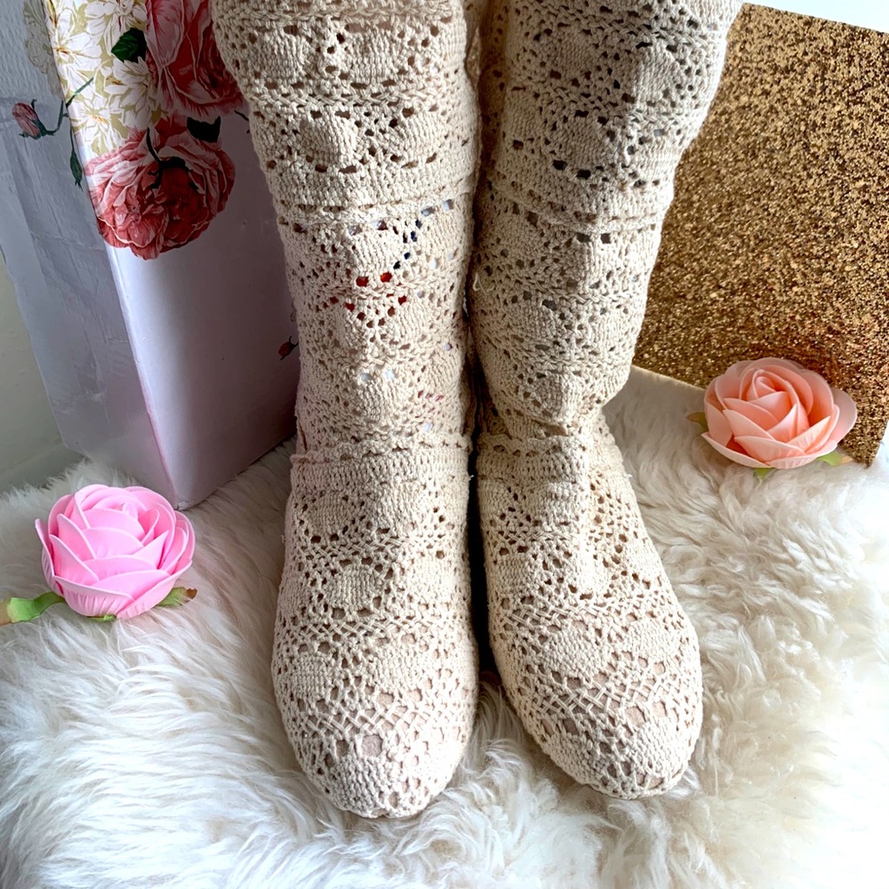 Unknown Crocheted off white natural boots.